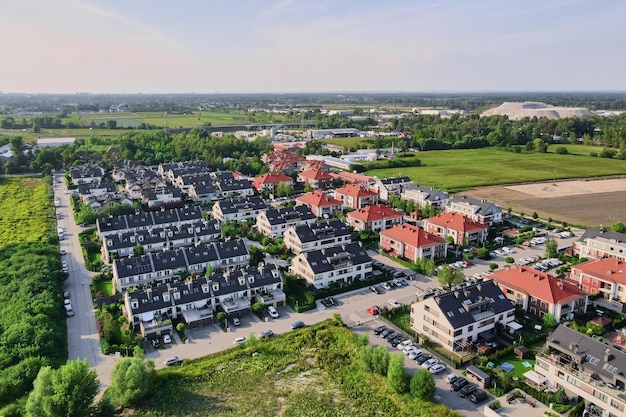 小さなヨーロッパの家屋や通りがある郊外の住宅街の空撮