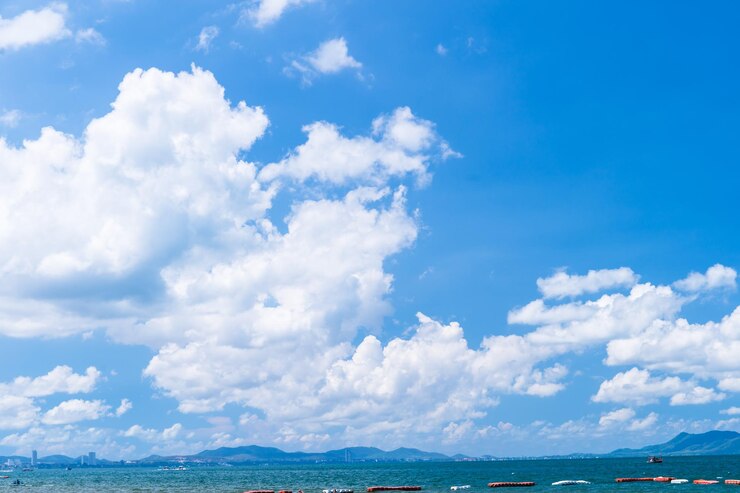 Photo 晴れた日に青い空と雲が映る夏の海景色の空中景色