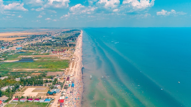 Аэрофотоснимок восходящего солнца над морем.