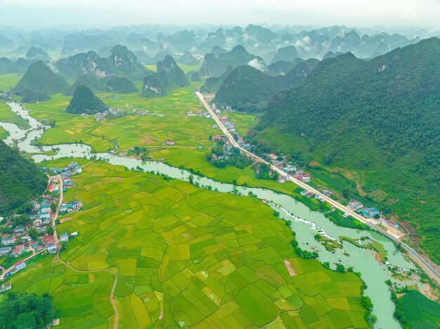 Photo aerial view of sunrise on mountain at ngoc con ward trung khanh town cao bang province vietnam with beautiful river nature green rice fields near ban gioc waterfall travel and landscape concept