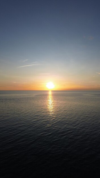 Foto veduta aerea del tramonto sull'oceano