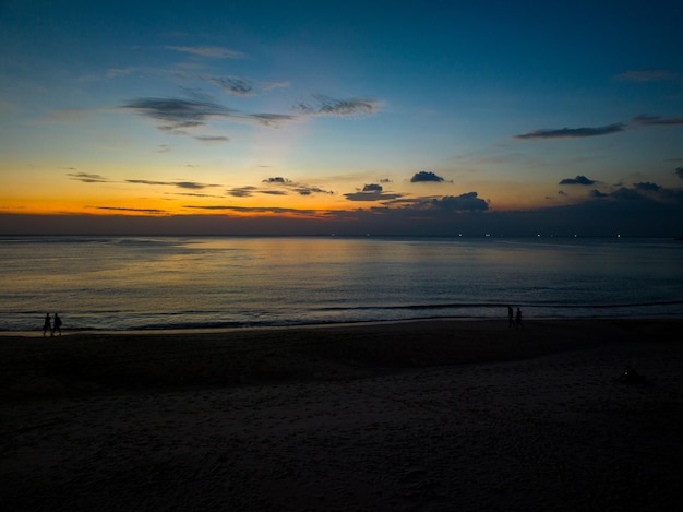 空撮海の夕日の空自然の光海の上の夕日や日の出カラフルな劇的な風景の空夕焼け空の素晴らしい雲と波美しい光の自然の背景