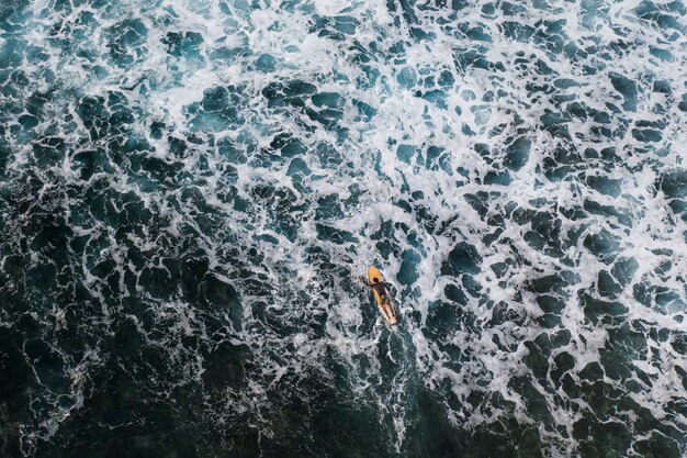 海でサーファーの航空写真