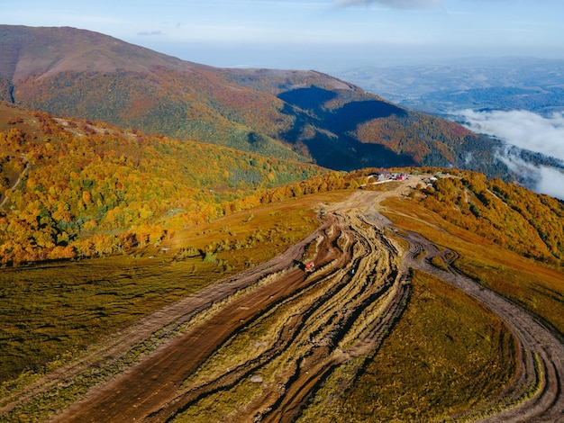 山の丘を登るsuvオフロード旅行の航空写真