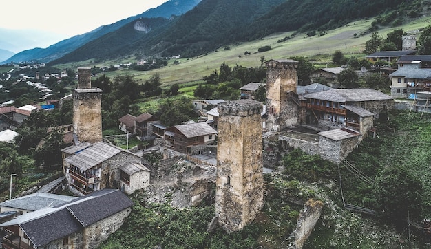 Vista aerea delle torri svan vicino alla foresta e al vecchio villaggio mestia georgia