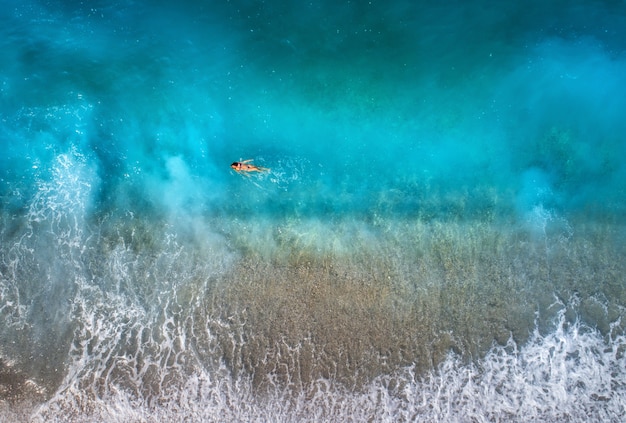 Vista aerea della donna di nuoto in mar mediterraneo