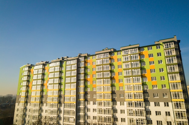 Vista aerea di un alto condominio residenziale con molte finestre e balconi.