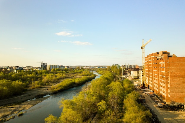 Вид с воздуха на высотные строящиеся жилые дома и реку Быстрица в городе Ивано-Франковск, Украина.