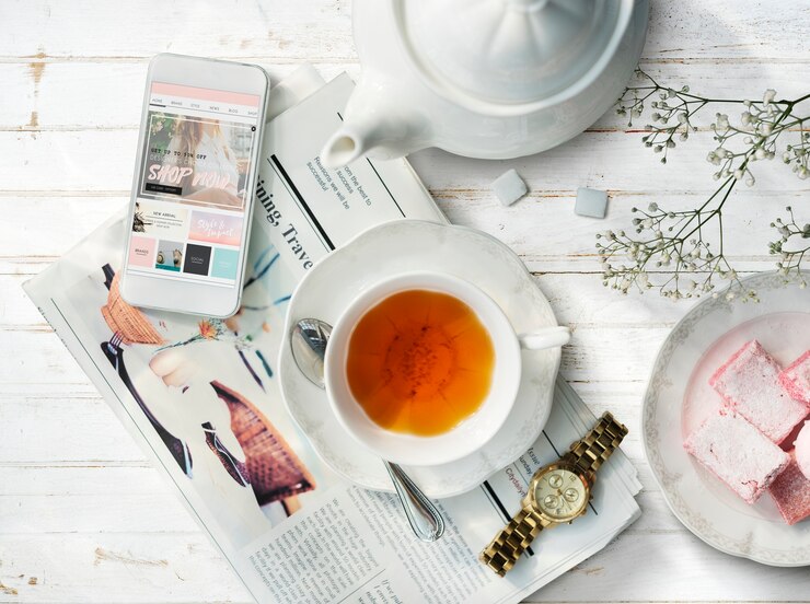 Photo aerial view of tea and mobile phone