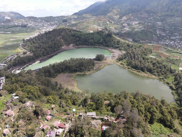 DiengWonosoboインドネシアのTelagaWarna湖の航空写真