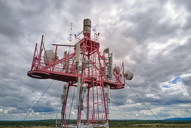 네트워크 신호 전송을 위한 무선 통신 안테나가 있는 통신 휴대폰 타워의 항공 보기