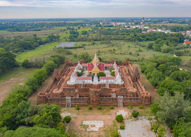 Photo aerial view of a temple