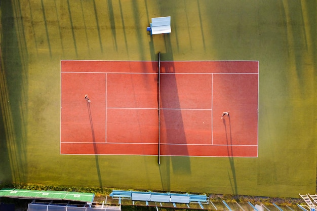 Вид с воздуха на теннисный корт с игроками