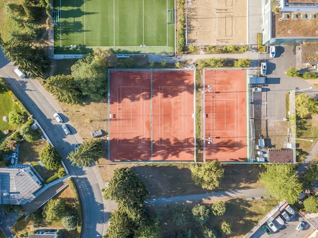 Photo aerial view of tennis court