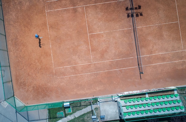 コート上面でのテニスの試合の空撮