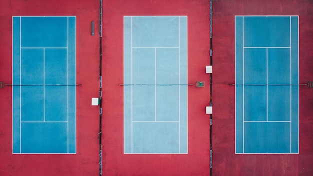 Vista aerea di tre campi da tennis vuoti