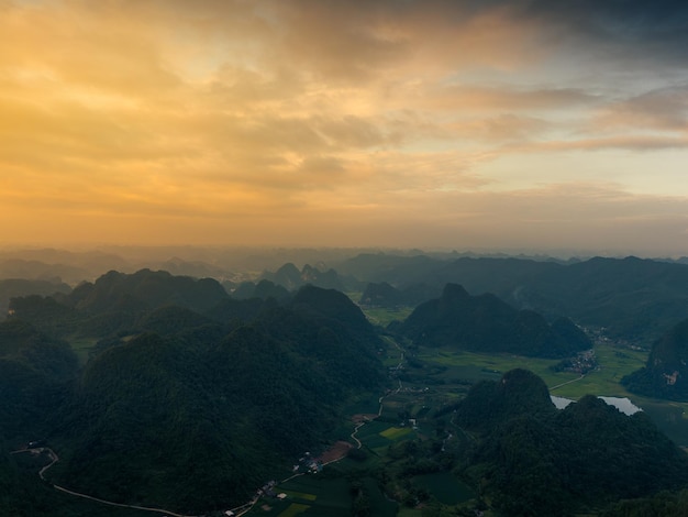 베트남 트라 린 카오방 지방의  산의 공중 풍경과 호수 구름이 가득한 자연 여행 및 풍경 개념
