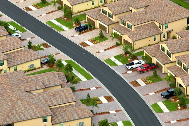 フロリダの閉鎖された郊外地域の密集した家族住宅の空撮 アメリカ郊外の不動産開発