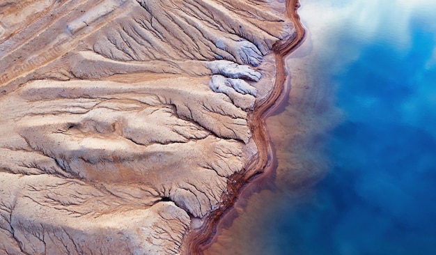 Foto veduta aerea di una miniera di titanio con bacini di decantazione