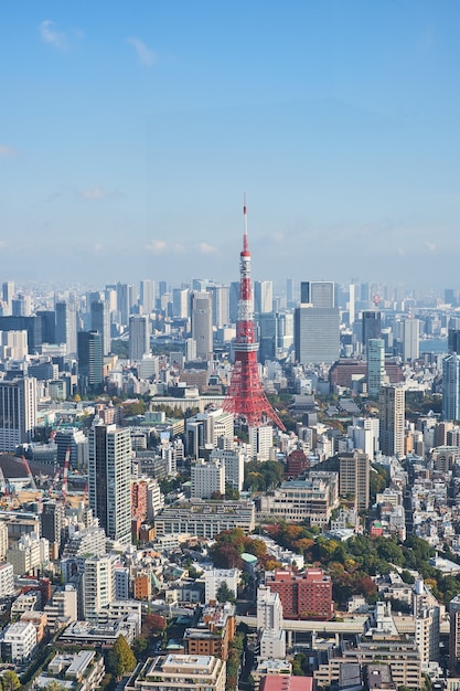 Vista aerea sopra la torre di tokyo e la vista del paesaggio urbano di tokyo da roppongi hills