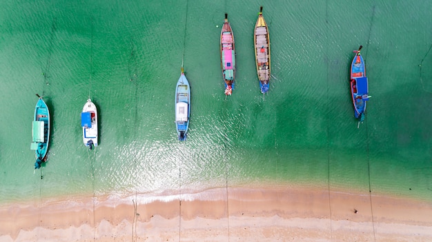 Vista aerea parte superiore giù dei pescherecci del longtail tradizionale tailandese nella bella spiaggia del mare tropicale