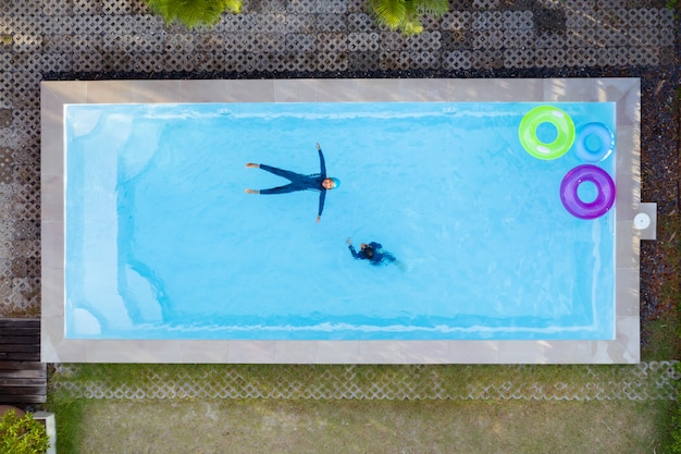 La vista aerea o la vista superiore dei bambini sta nuotando nella piscina