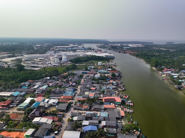 写真 漁船と家屋の屋根がある漁民の村の上の空から見た景色