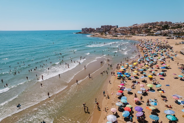 晴れた夏の日のコスタブランカスペインの間にトーレラマタビーチアリカンテの空撮