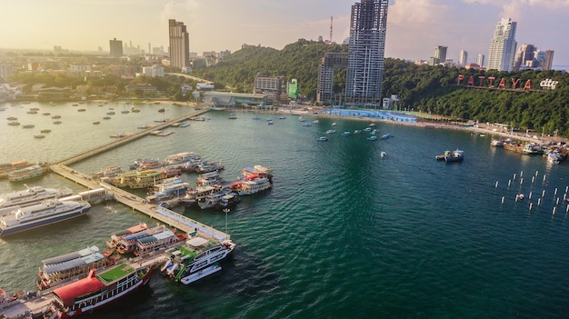 パタヤ、タイの観光港の航空写真