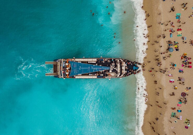 Photo aerial view of the tourist boat anchoring on the egremni beach with turquoise colored sea water.