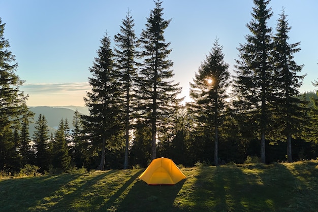 밝고 화창한 저녁에 산 캠프장에 있는 관광 캠핑 텐트의 항공 보기 활성 관광 및 하이킹 개념