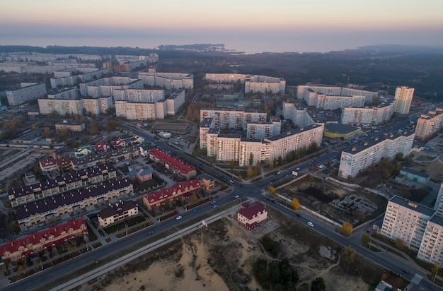 日没時の秋の町の空撮。 Energodar、ウクライナ