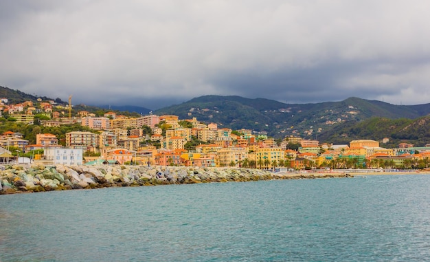 Foto vista aerea della città dal mare contro il cielo