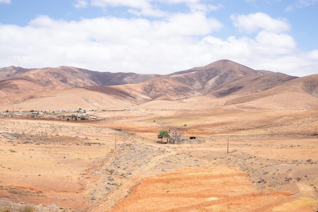 Foto veduta aerea di una città su un paesaggio desertico con colline a fuerteventura isole canarie