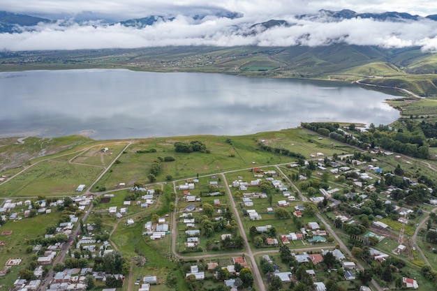 Foto vista aerea della città di mollar e della diga di la angostura a tucuman, in argentina, vista da un drone