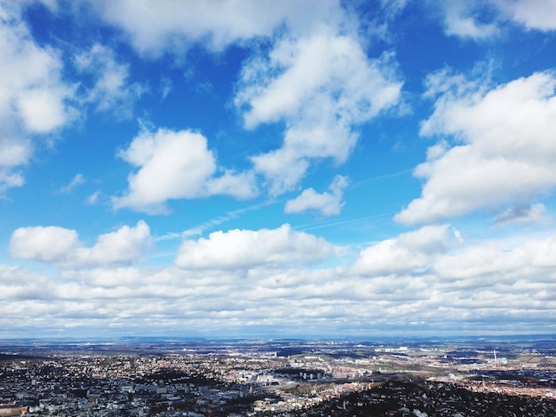 Foto vista aerea del paesaggio cittadino contro il cielo