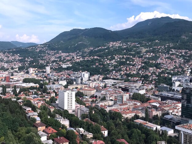 Foto vista aerea del paesaggio cittadino contro il cielo