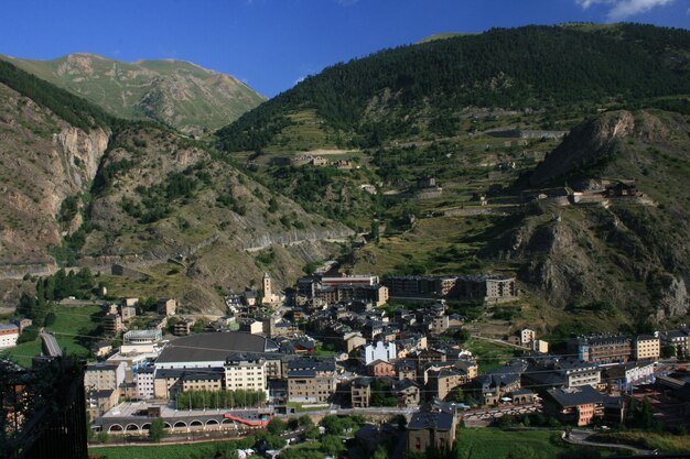Photo aerial view of townscape by mountain against sky