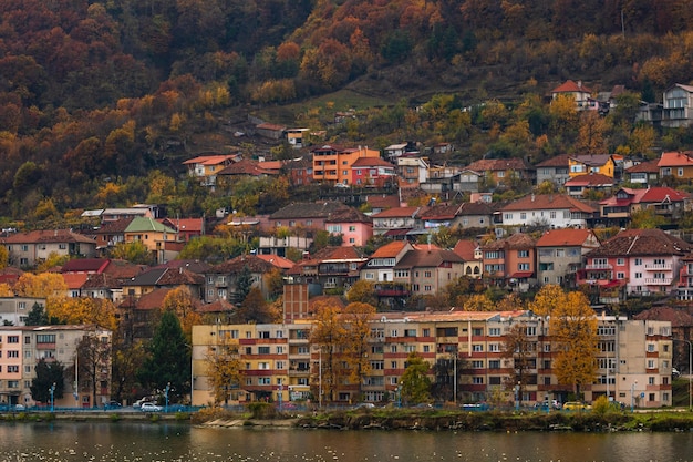 Foto vista aerea del paesaggio cittadino sul fiume