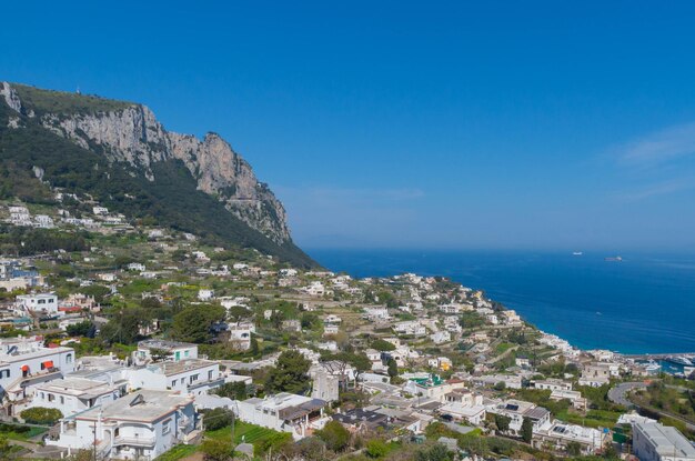 Photo aerial view of townscape by sea against sky