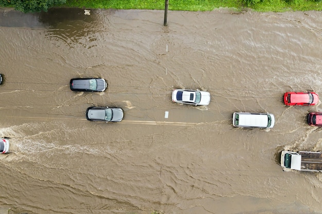 雨水で浸水した道路を走行する交通車両の航空写真。