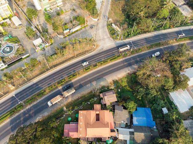 夕方の建物と自然と高速道路の交通の航空写真