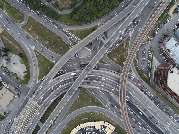 Photo aerial view of traffic on roads in city