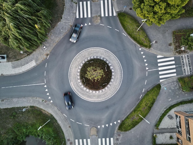 Foto vista aerea di una rotonda stradale con auto