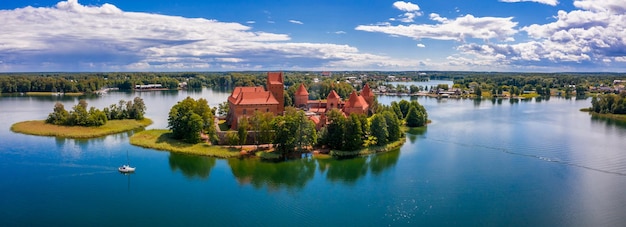 Vista aerea di trakai, sopra il castello gotico medievale dell'isola nel lago galve. disposizione piatta del più bel punto di riferimento lituano. castello dell'isola di trakai, la destinazione turistica più popolare in lituania