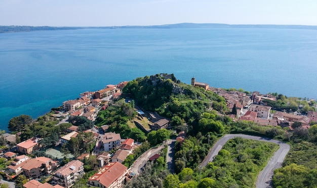 Vista aerea di trevignano romano, sul lago di bracciano, vicino a roma. italia