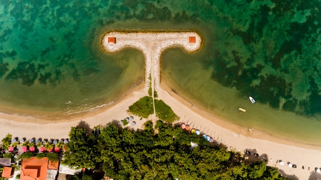 Foto vista aerea di una spiaggia tropicale a bali