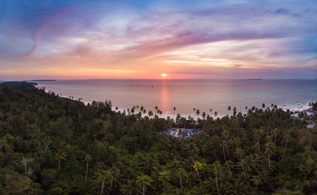 Cielo drammatico del mare caraibico della scogliera dell'isola della spiaggia tropicale di vista aerea all'alba di tramonto