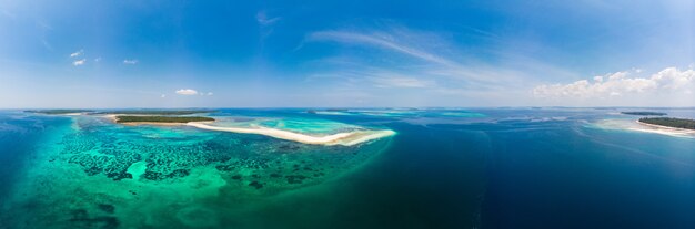 空撮トロピカルビーチアイランドリーフカリブ海。白砂のバースネーク島、インドネシアMoluccas群島、ケイ島、バンダ海、旅行先、最高のダイビングシュノーケリング