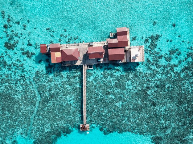 Photo aerial view of a tropical island in turquoise water